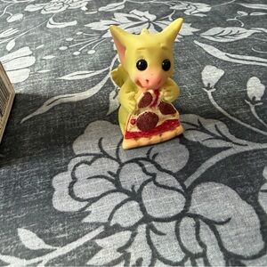 Pocket Dragon Pizza Pizza figurine